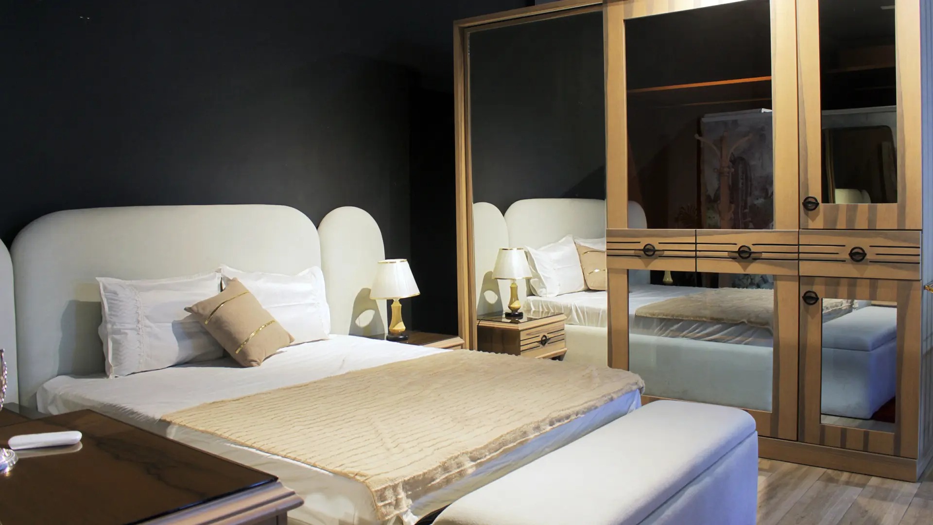 غرفة نوم فلافي كاملة (سرير كبير + 2 كمود + دولاب كبير + تسريحة مع بف)