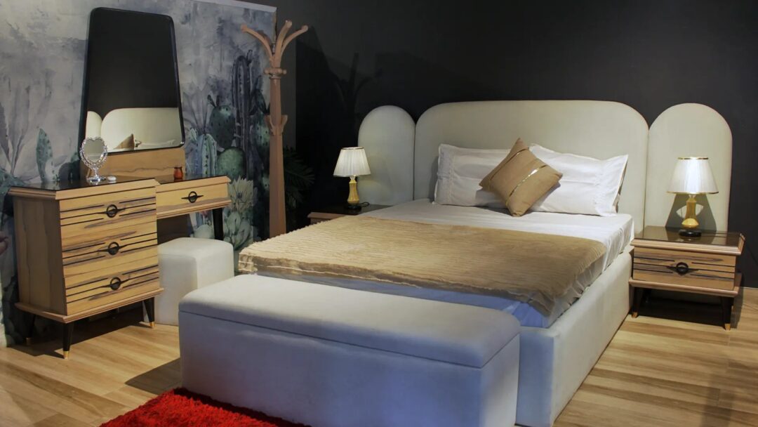 غرفة نوم فلافي كاملة (سرير كبير + 2 كمود + دولاب كبير + تسريحة مع بف)