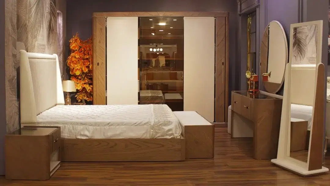 غرفة نوم براون بتصميم عصري من خشب الزان الأحمر وكونتر عالي الجودة مع تنجيد قطيفة راقي