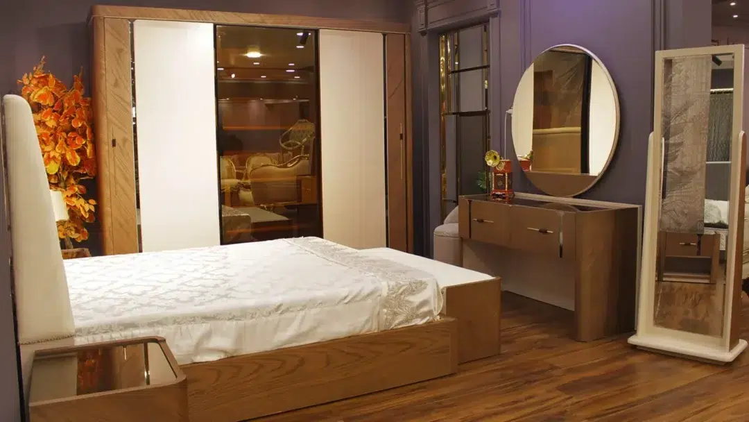  غرفة نوم براون بتصميم عصري من خشب الزان الأحمر وكونتر عالي الجودة مع تنجيد قطيفة راقي