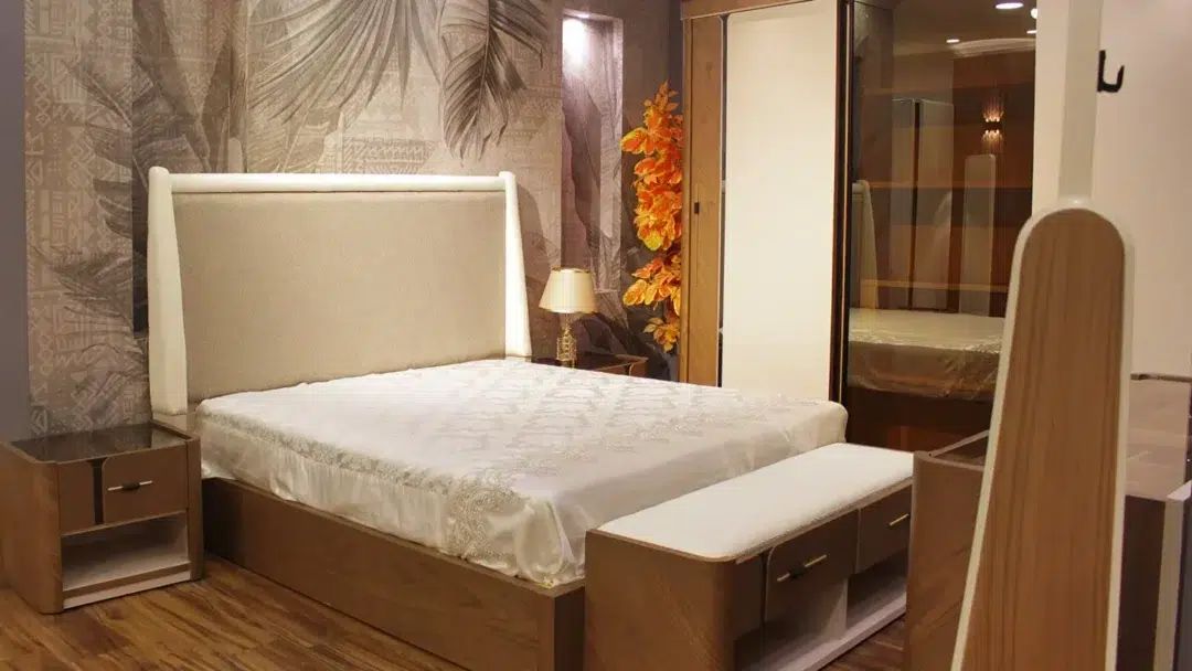 غرفة نوم براون بتصميم عصري من خشب الزان الأحمر وكونتر عالي الجودة مع تنجيد قطيفة راقي