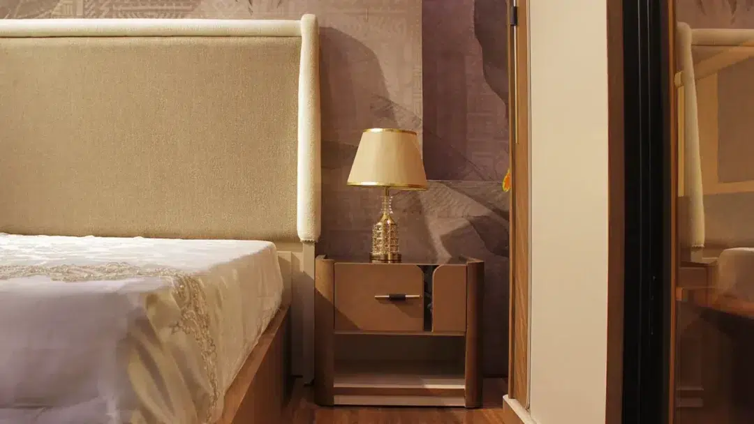 غرفة نوم براون بتصميم عصري من خشب الزان الأحمر والموسكي عالي الجودة مع تنجيد قطيفة راقي